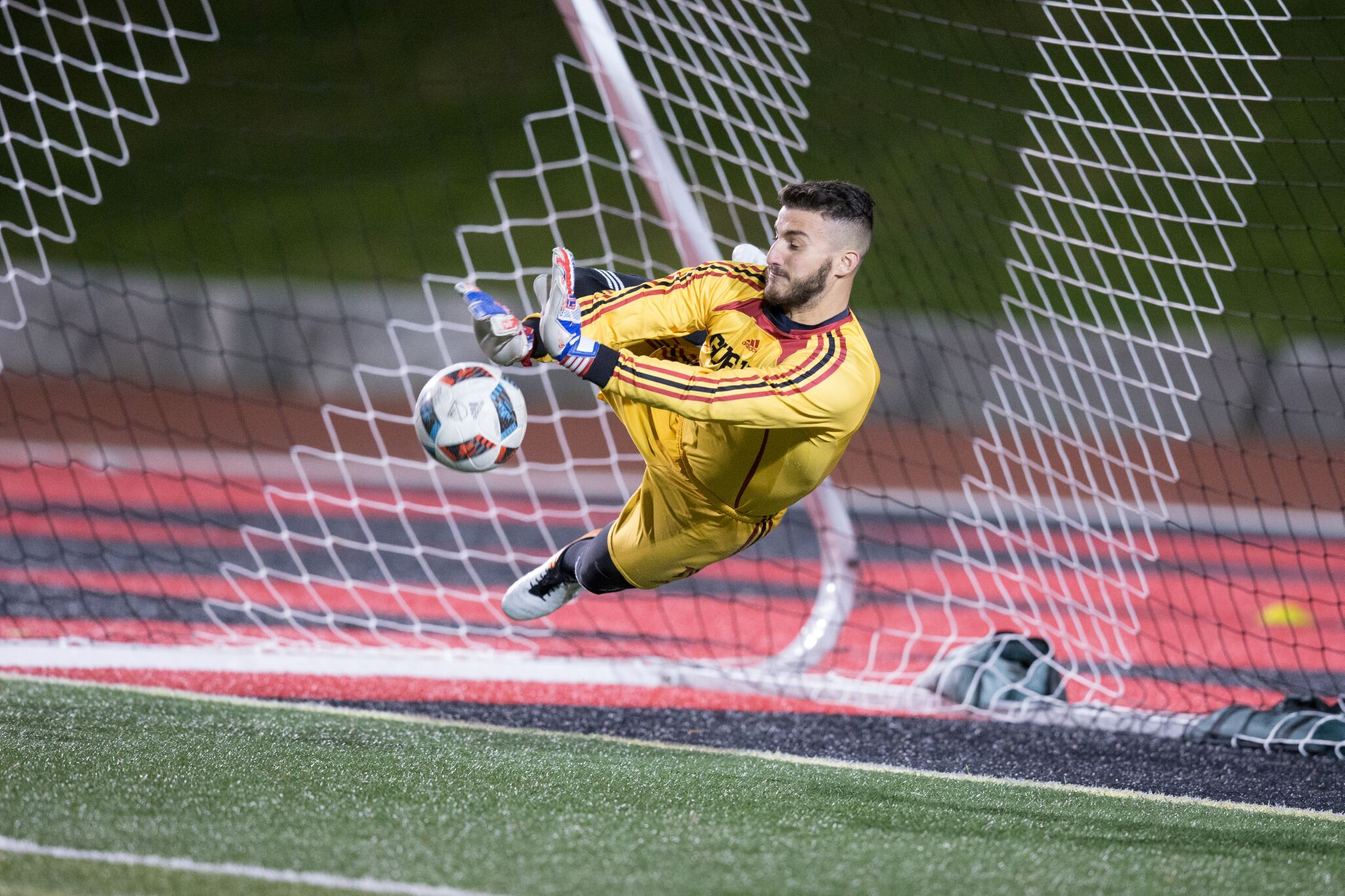 QUARTER-FINAL #4 2016 men’s soccer championship: Top-seeded Guelph Gryphons advance with dramatic win in penalties