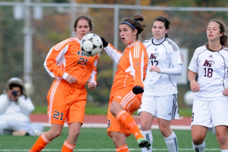 CIS women's soccer Sunday roundup: No. 7 Capers remain undefeated after 1-0 win over Huskies