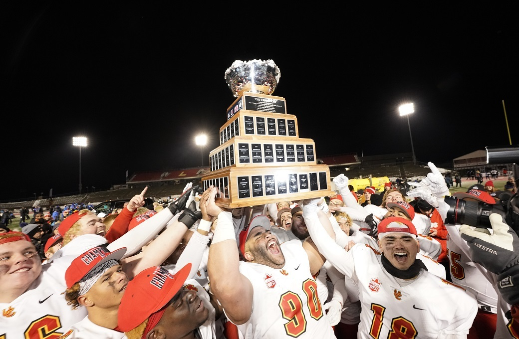 Sinagra leads Dinos to first Vanier Cup title since 1995